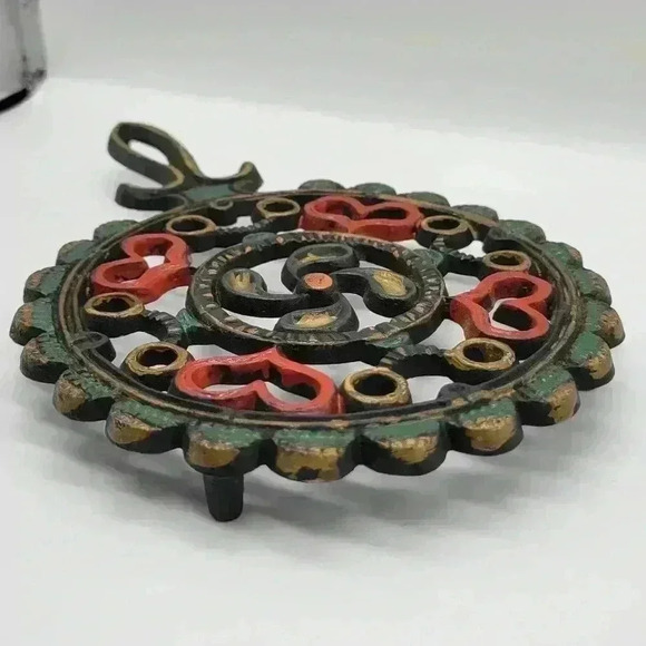 Vintage WILTON Cast Iron Painted Trivet W/ Feet Pot Holder Hot Plate Red Hearts - Picture 11 of 12